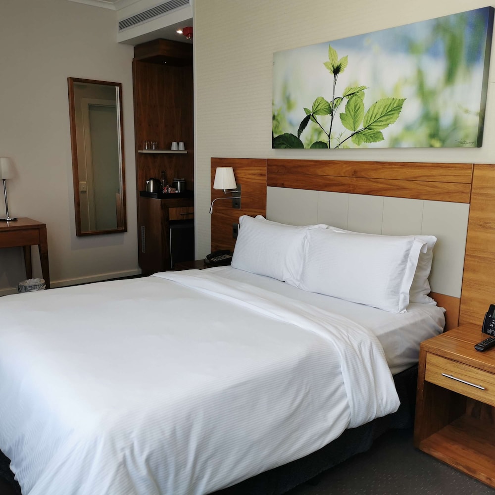 DoubleTree by Hilton Cape Town - Upper Eastside — Hotel rooms in Cape Town, Western Cape