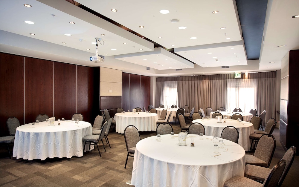 DoubleTree by Hilton Cape Town - Upper Eastside — Restaurant & bars in Cape Town, Western Cape