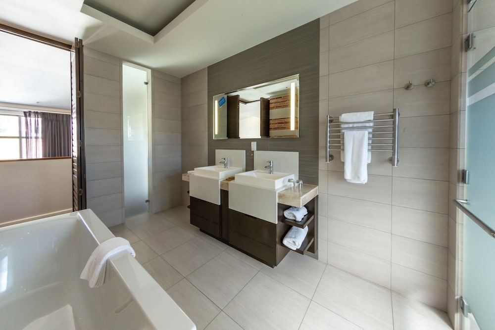 DoubleTree by Hilton Cape Town - Upper Eastside — Hotel rooms in Cape Town, Western Cape