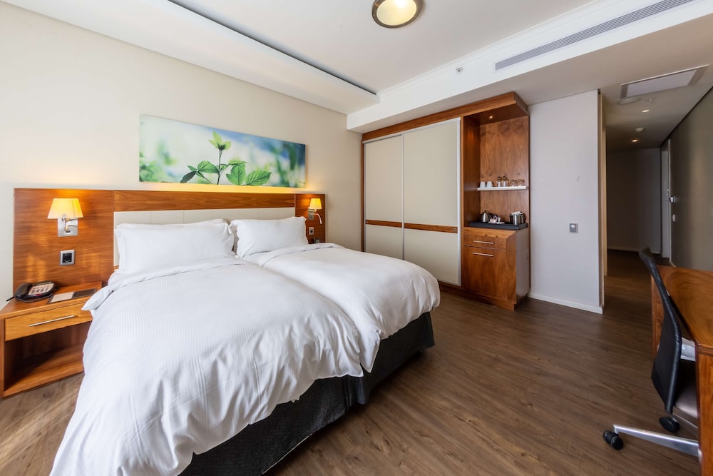 DoubleTree by Hilton Cape Town - Upper Eastside — Hotel rooms in Cape Town, Western Cape