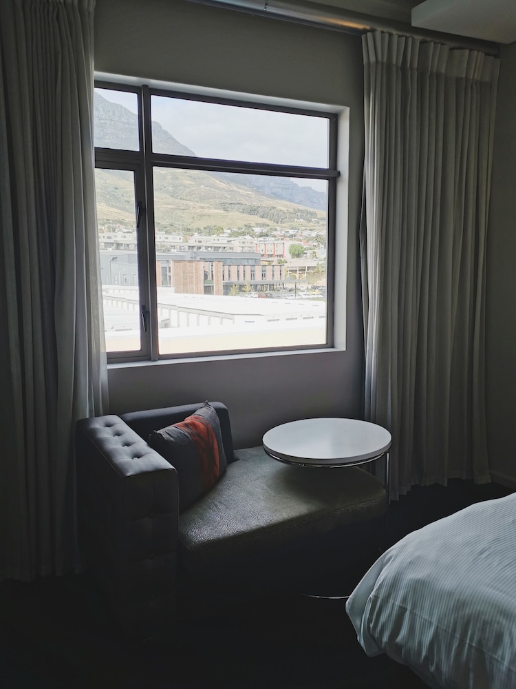 DoubleTree by Hilton Cape Town - Upper Eastside — Hotel rooms in Cape Town, Western Cape