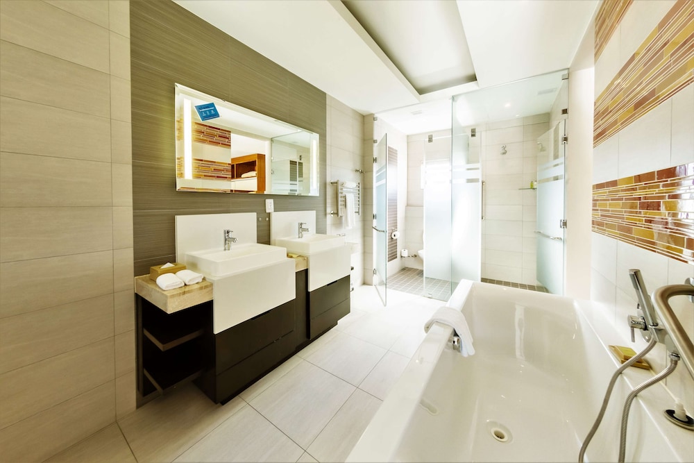DoubleTree by Hilton Cape Town - Upper Eastside — Hotel rooms in Cape Town, Western Cape