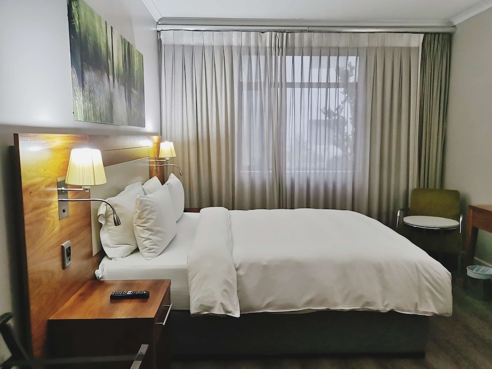 DoubleTree by Hilton Cape Town - Upper Eastside — Hotel rooms in Cape Town, Western Cape