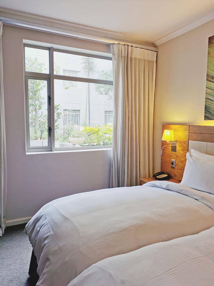 DoubleTree by Hilton Cape Town - Upper Eastside — Hotel rooms in Cape Town, Western Cape