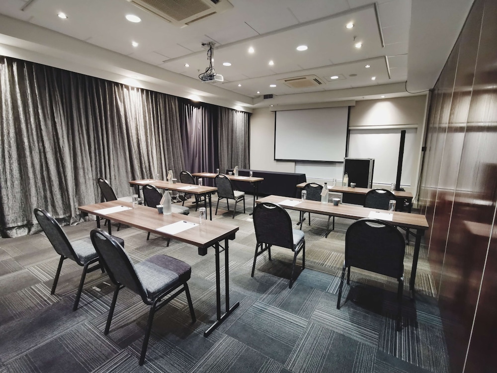 DoubleTree by Hilton Cape Town - Upper Eastside — Hotel building in Cape Town, Western Cape