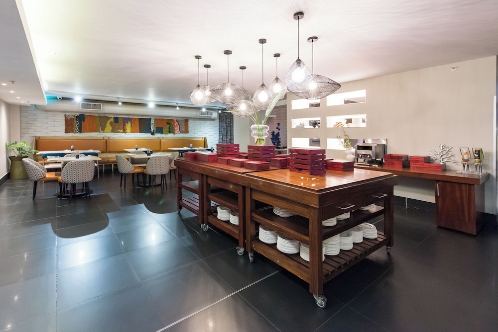 DoubleTree by Hilton Cape Town - Upper Eastside — Restaurant & bars in Cape Town, Western Cape