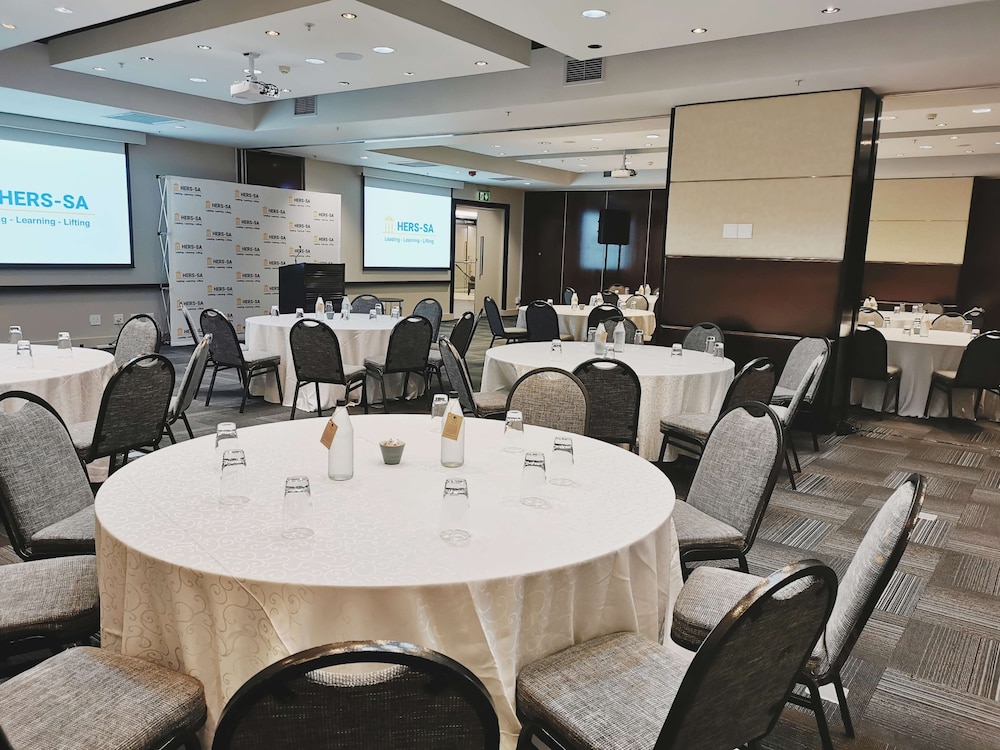 DoubleTree by Hilton Cape Town - Upper Eastside — Hotel building in Cape Town, Western Cape