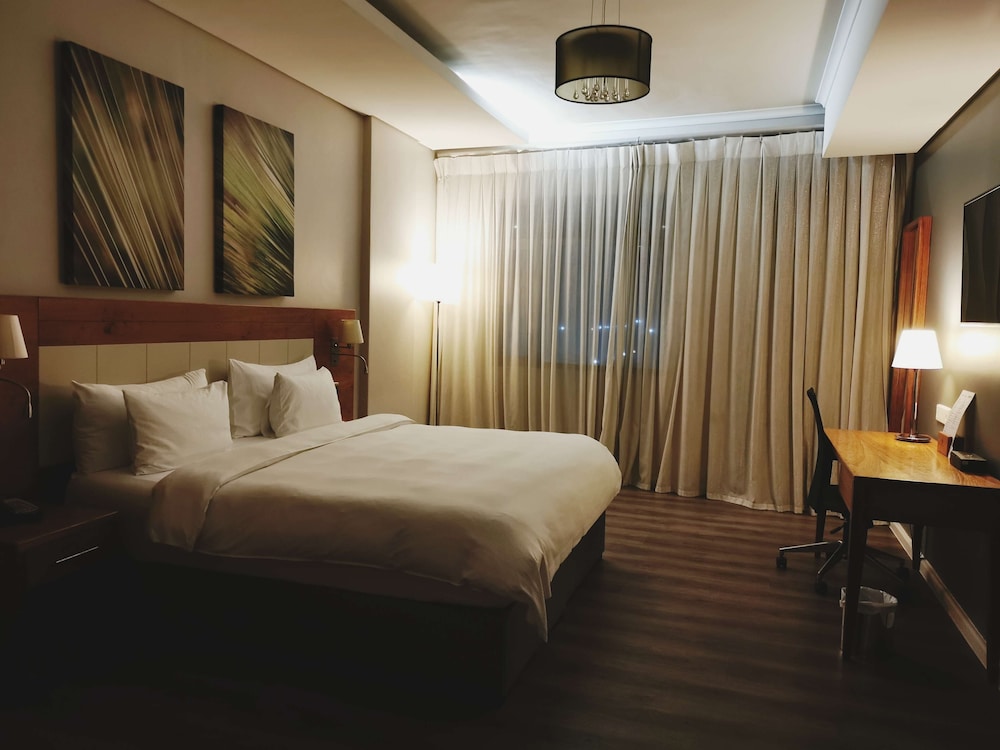 DoubleTree by Hilton Cape Town - Upper Eastside — Hotel rooms in Cape Town, Western Cape
