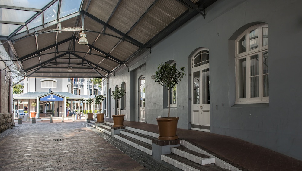 Victoria and Alfred Hotel by NEWMARK — Hotel building in Cape Town, Western Cape