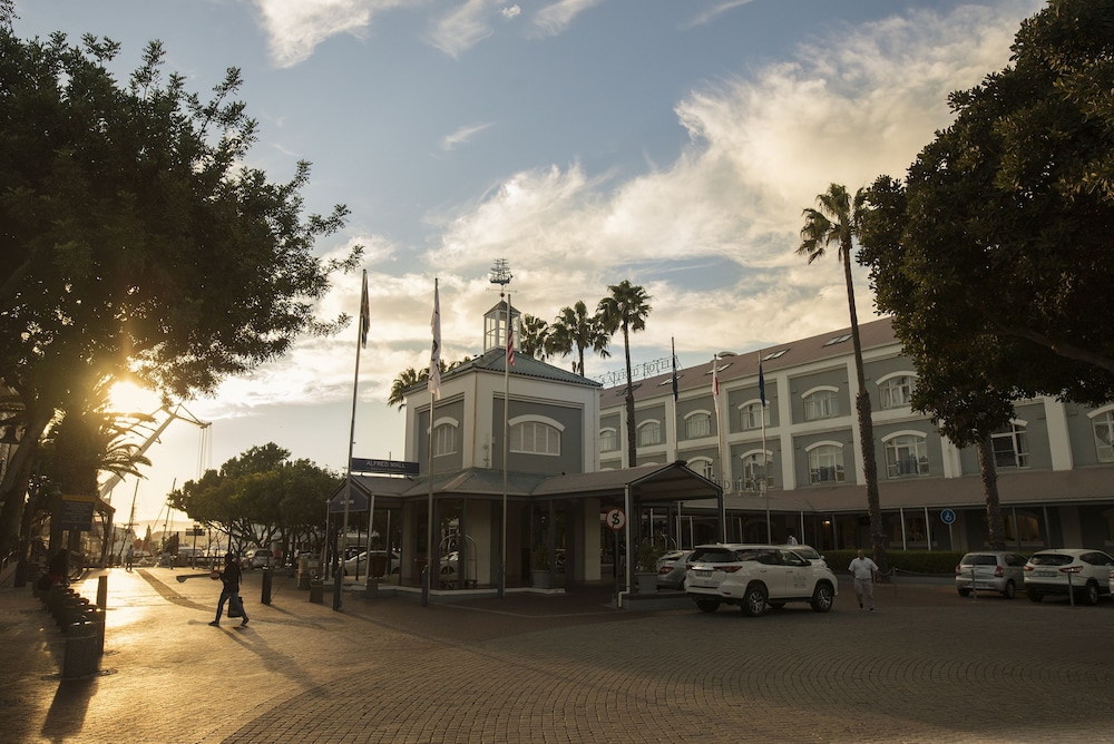 Victoria and Alfred Hotel by NEWMARK — Hotel building in Cape Town, Western Cape
