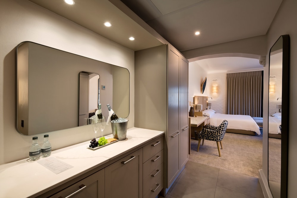Victoria and Alfred Hotel by NEWMARK — Hotel rooms in Cape Town, Western Cape