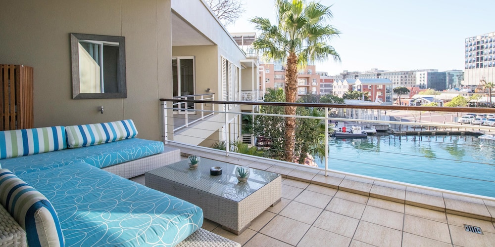 Waterfront Village — Hotel building in Cape Town, Western Cape
