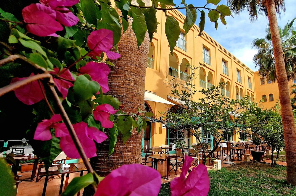 Hotel Alhambra Thalasso — Hotel building in Hammamet, Nabeul