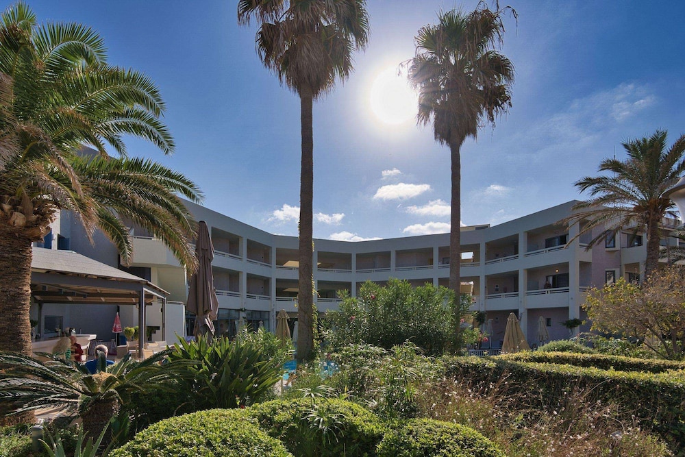 Pearl Beach Hotel — Hotel building in Rethymnon