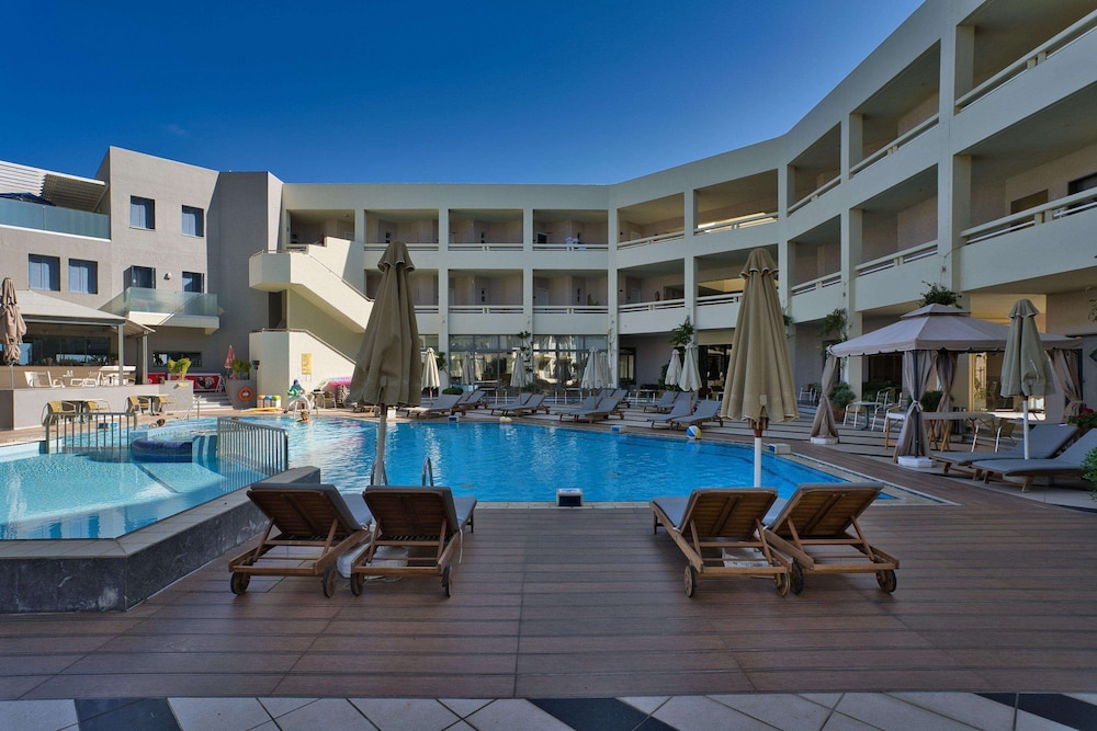 Pearl Beach Hotel — Hotel building in Rethymnon