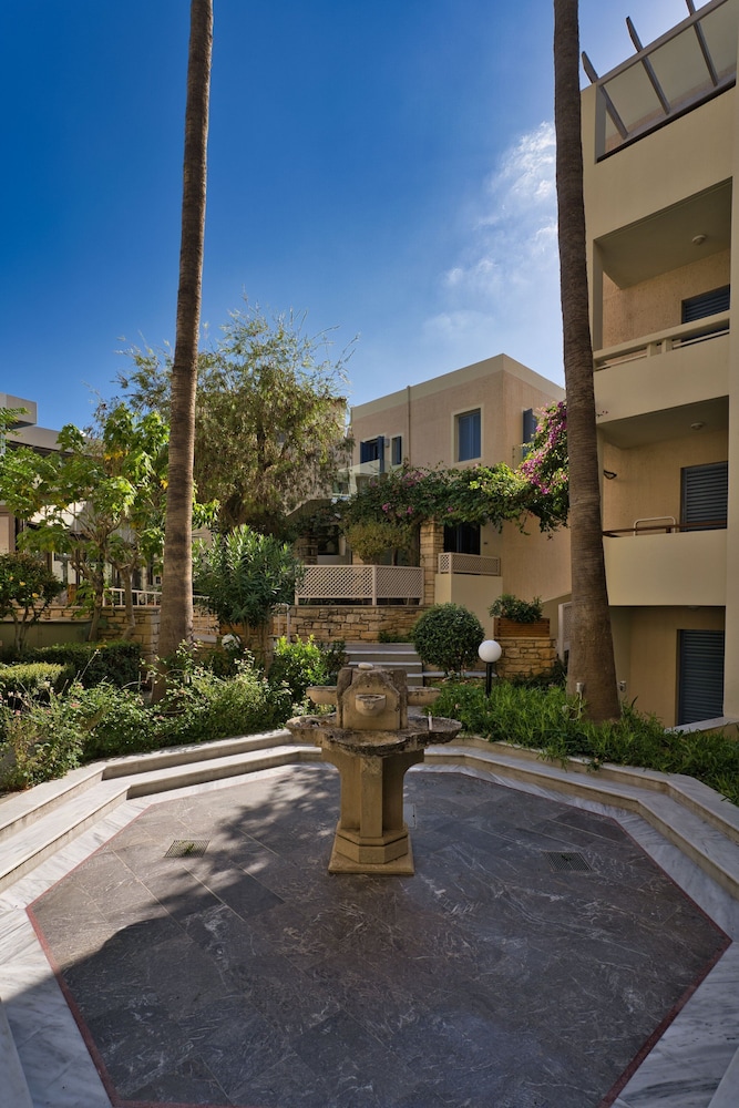 Pearl Beach Hotel — Hotel building in Rethymnon