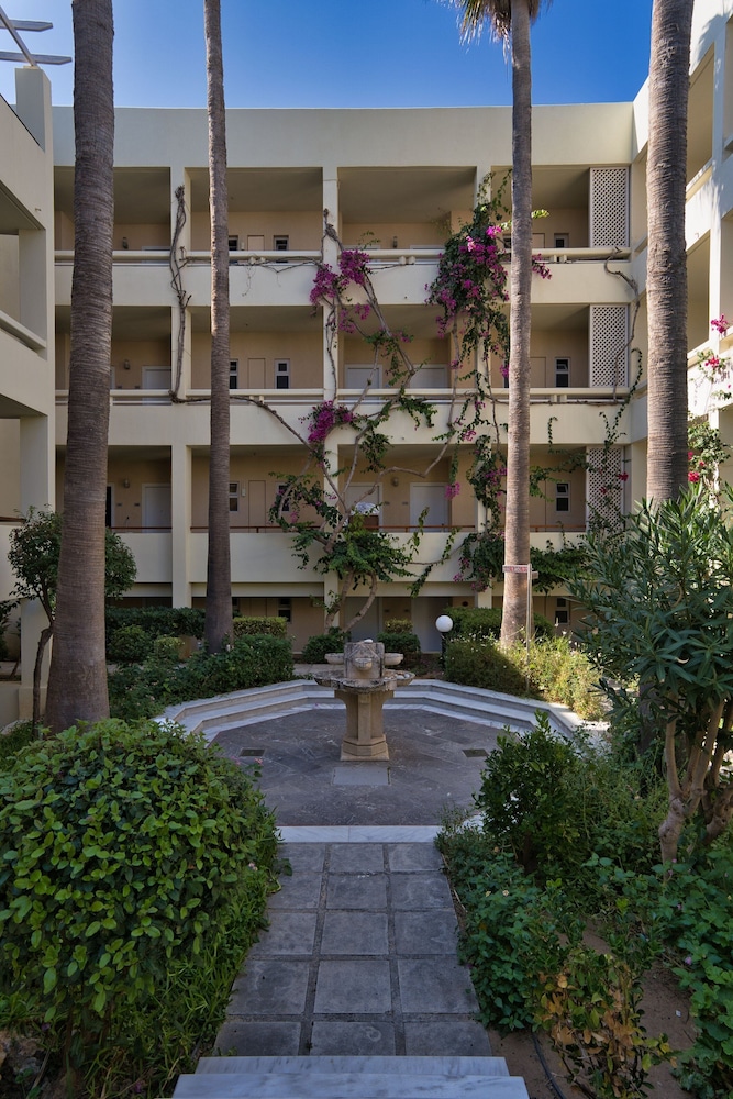 Pearl Beach Hotel — Hotel building in Rethymnon