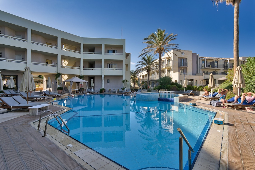 Pearl Beach Hotel — Swimming pool in Rethymnon