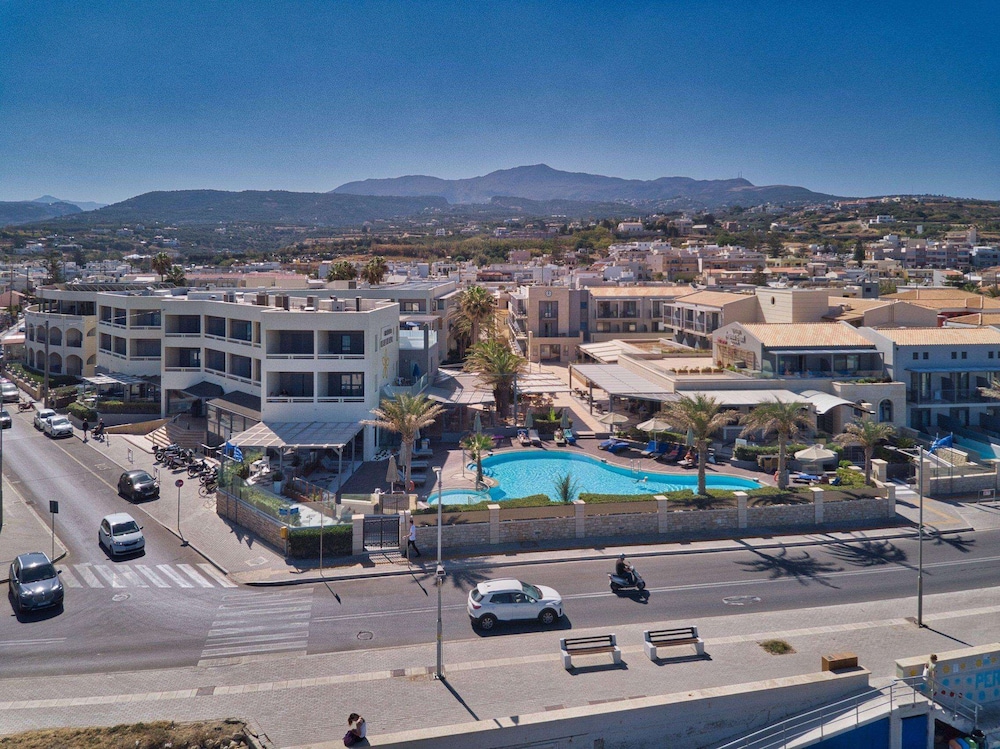 Pearl Beach Hotel — Hotel building in Rethymnon