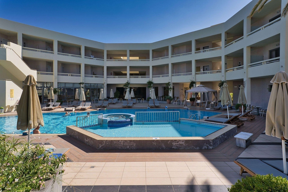 Pearl Beach Hotel — Hotel building in Rethymnon