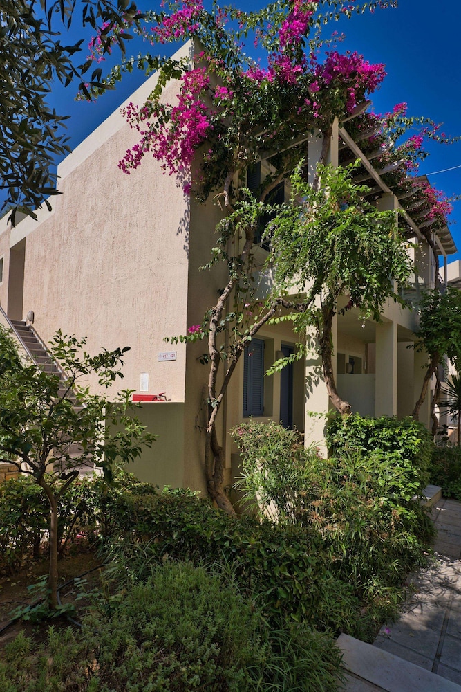 Pearl Beach Hotel — Hotel building in Rethymnon