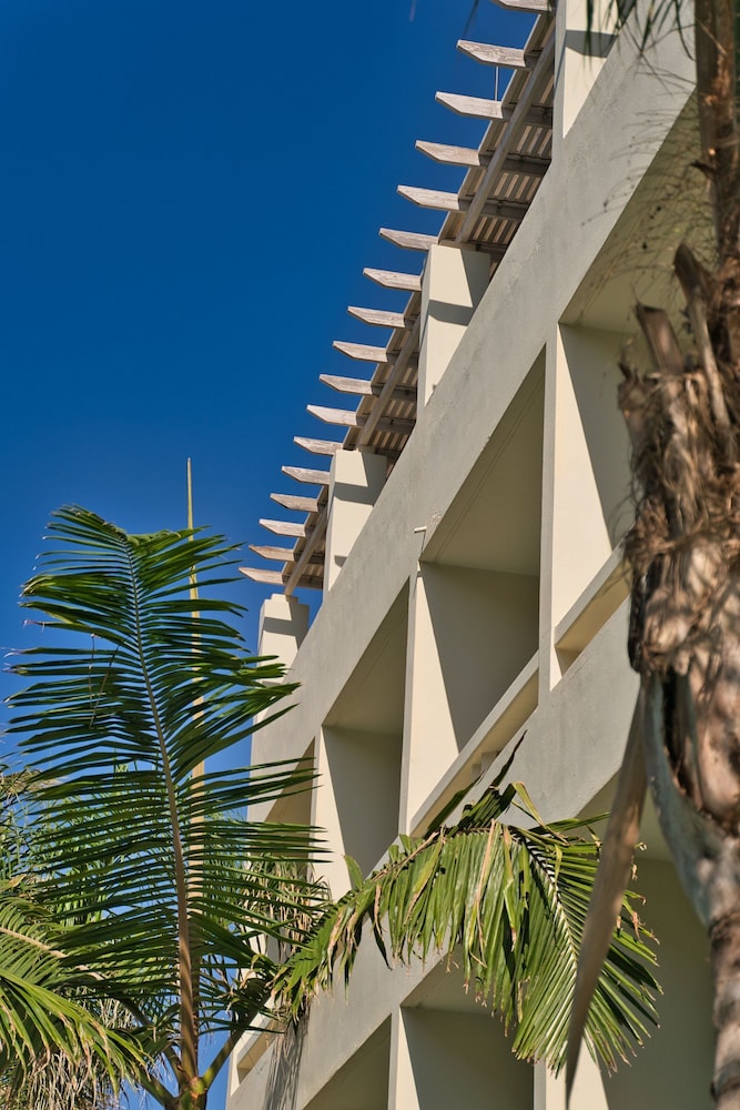 Pearl Beach Hotel — Hotel building in Rethymnon