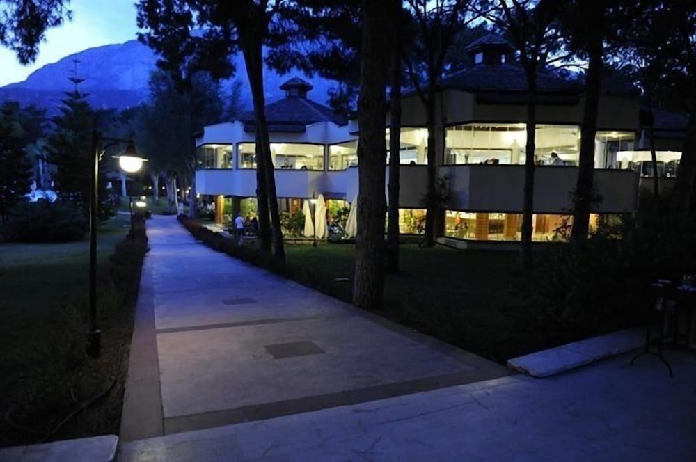 Champion Holiday Village - All Inclusive — Hotel building in Kemer