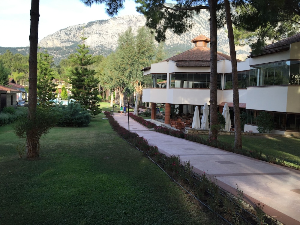 Champion Holiday Village - All Inclusive — Hotel building in Kemer