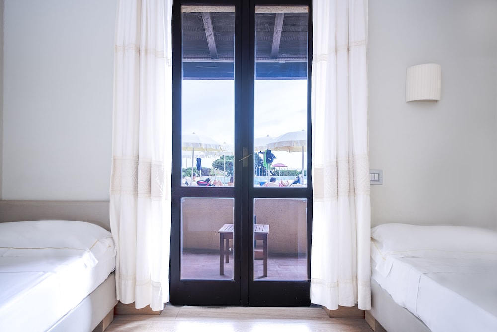Hotel Calabona — Hotel rooms in Alghero, Sardinia
