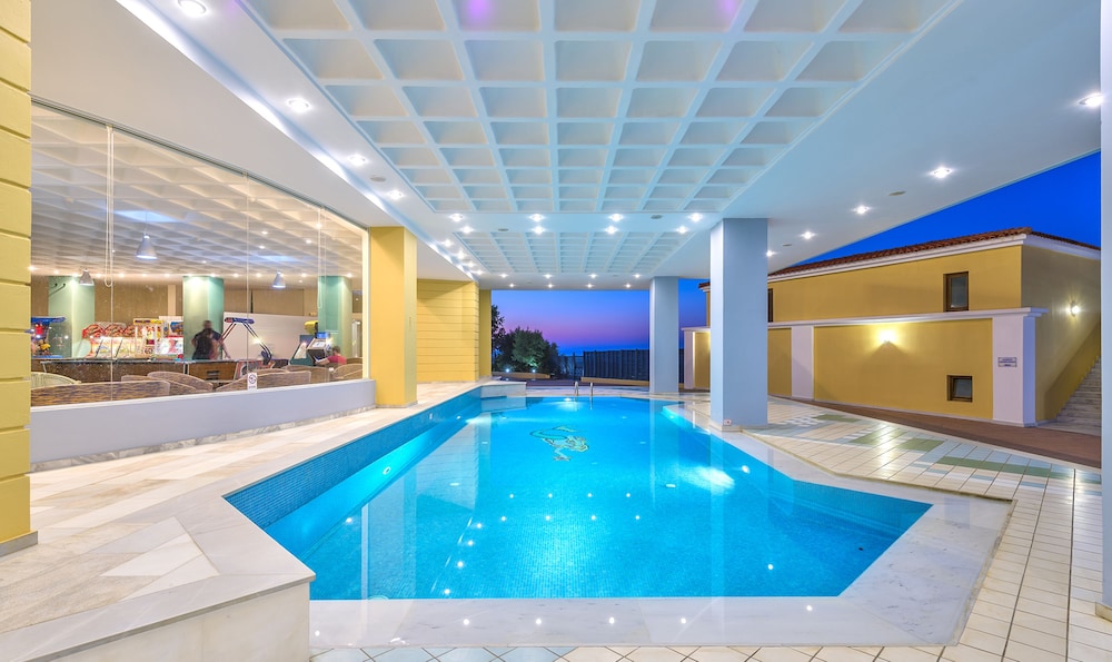 Fodele Beach & Water Park Holiday Resort - All Inclusive — Swimming pool in Fodele