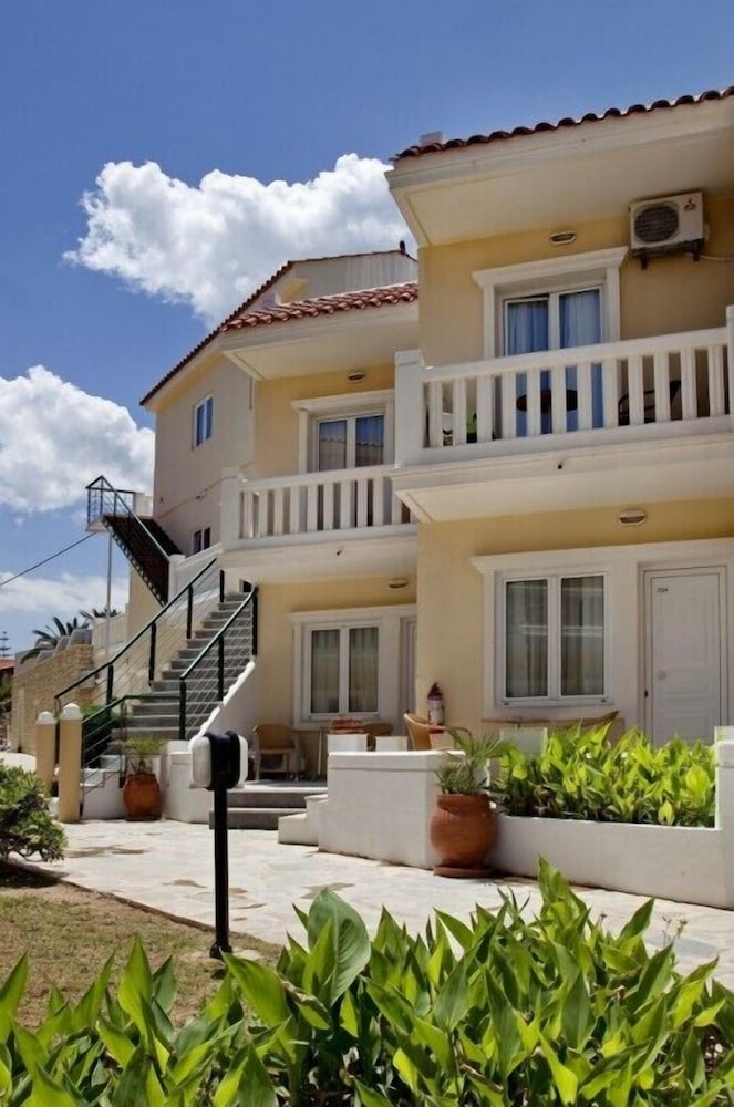 Jo-An Beach Hotel — Hotel building in Rethymnon