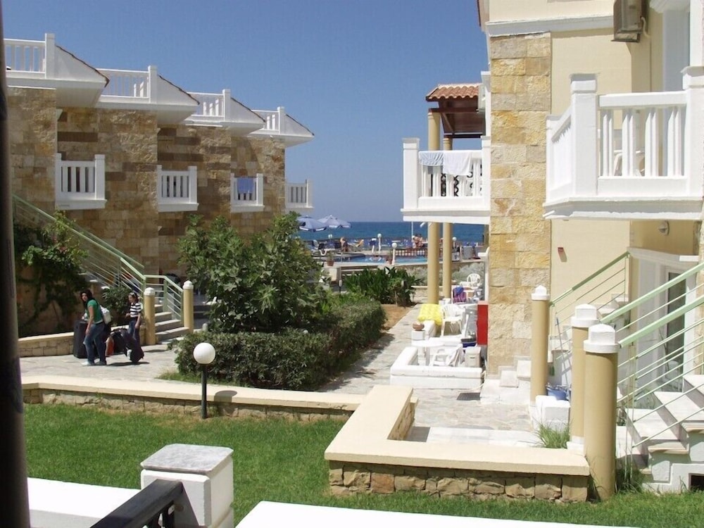 Jo-An Beach Hotel — Hotel building in Rethymnon
