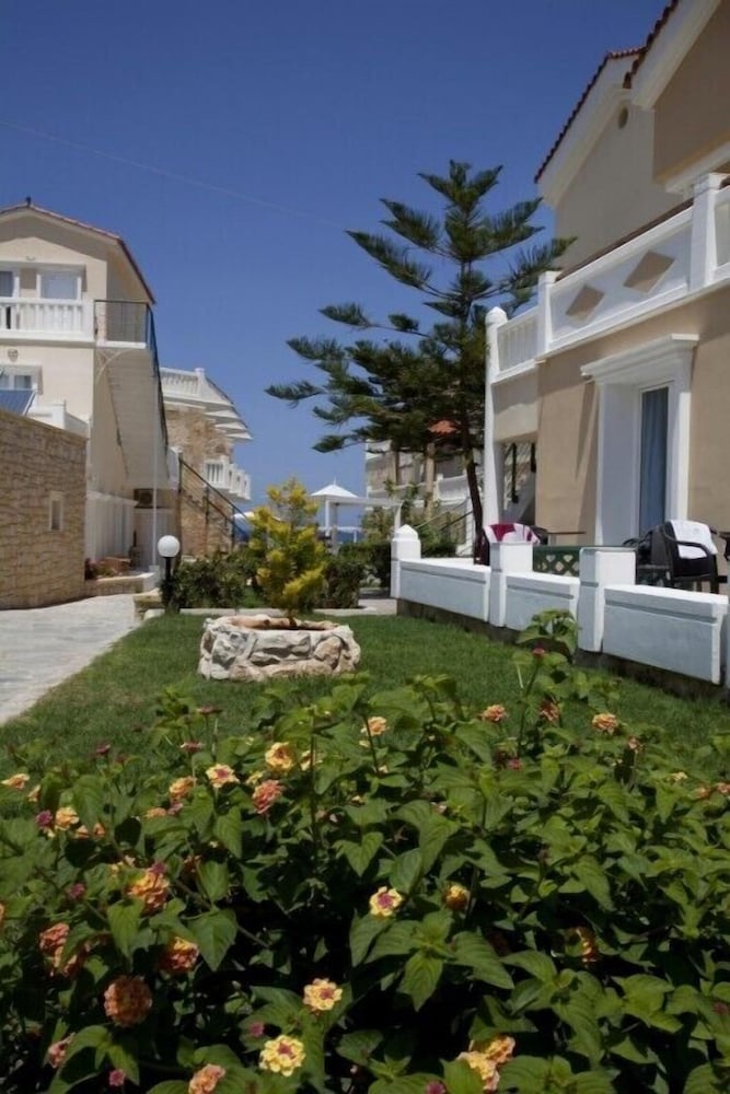 Jo-An Beach Hotel — Hotel building in Rethymnon