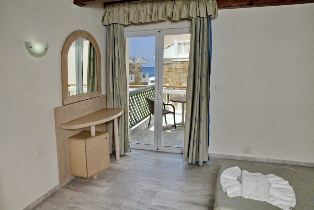 Jo-An Beach Hotel — Hotel rooms in Rethymnon