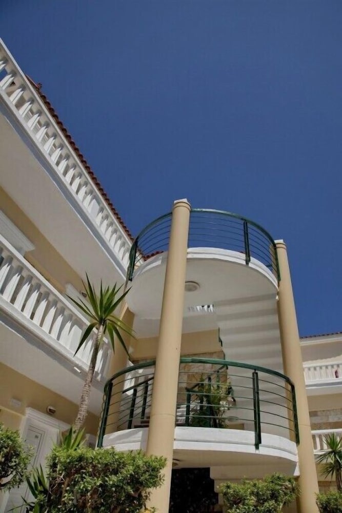 Jo-An Beach Hotel — Hotel building in Rethymnon