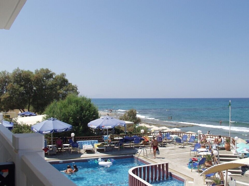 Jo-An Beach Hotel — Swimming pool in Rethymnon