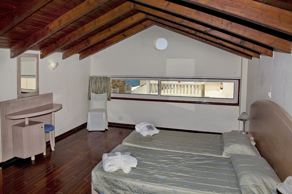 Jo-An Beach Hotel — Hotel rooms in Rethymnon