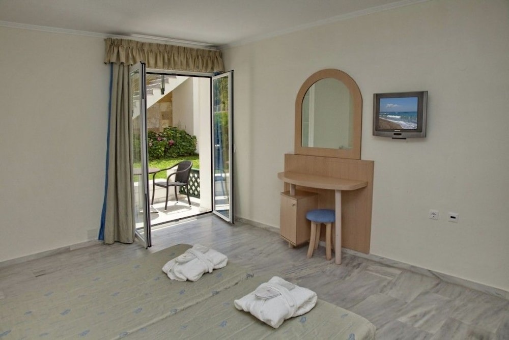 Jo-An Beach Hotel — Hotel rooms in Rethymnon