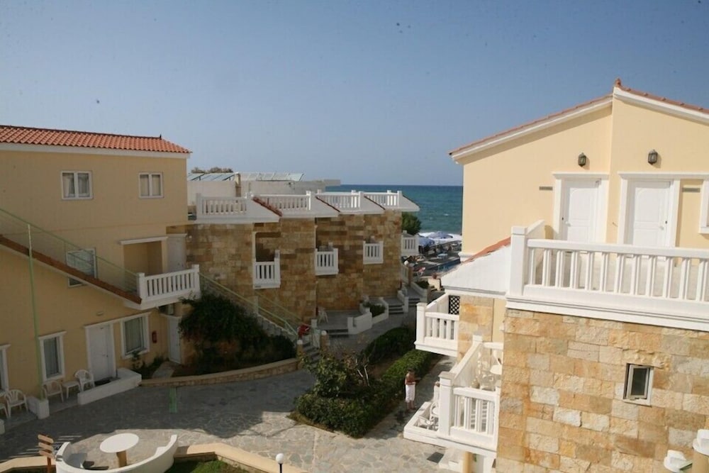 Jo-An Beach Hotel — Hotel building in Rethymnon