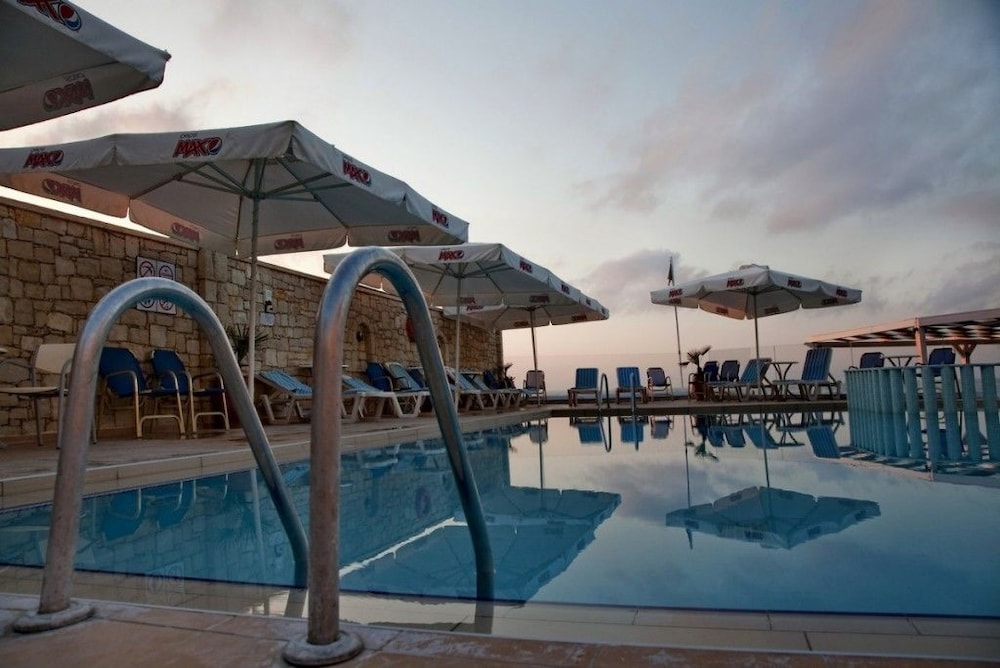 Jo-An Beach Hotel — Swimming pool in Rethymnon
