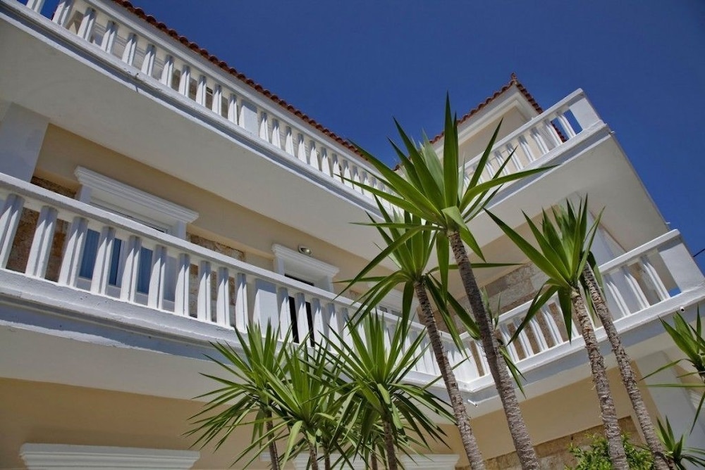 Jo-An Beach Hotel — Hotel building in Rethymnon