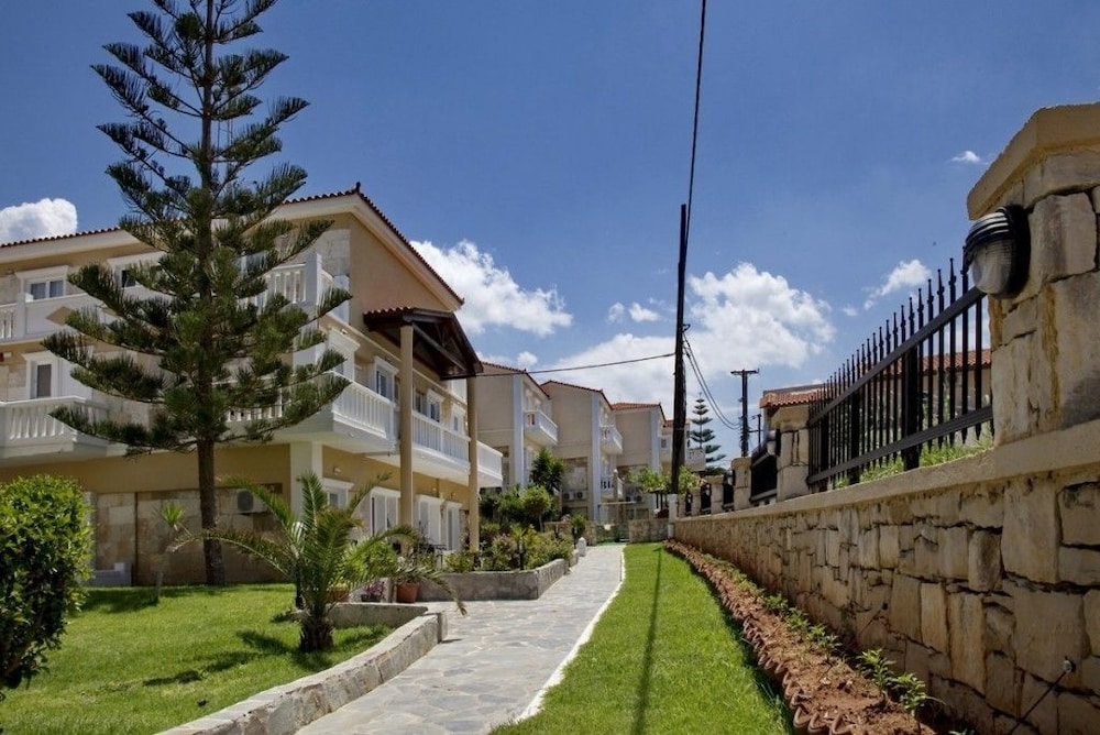Jo-An Beach Hotel — Hotel building in Rethymnon