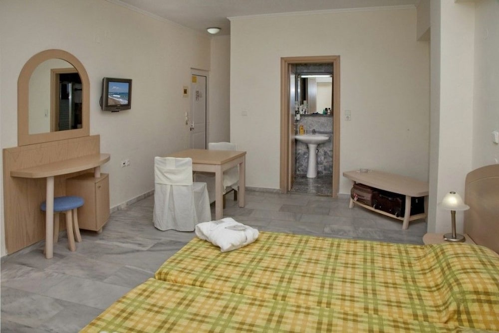 Jo-An Beach Hotel — Hotel rooms in Rethymnon