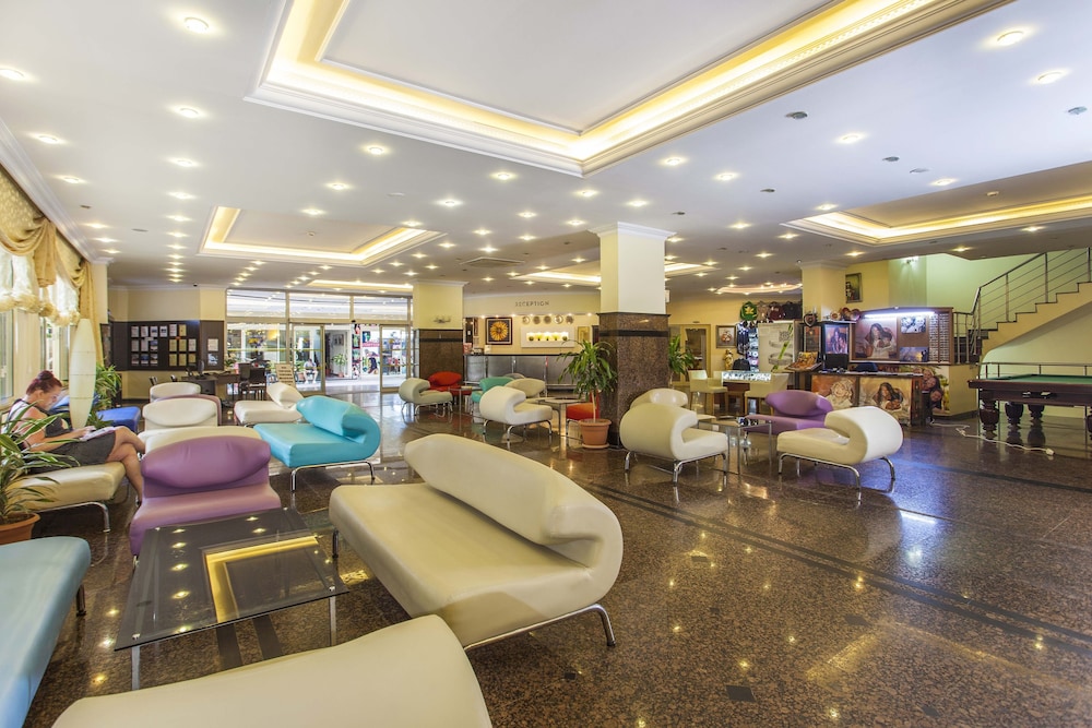 Kleopatra Royal Palm Hotel — Hotel building in Alanya