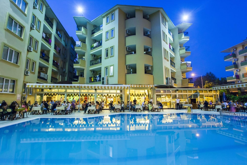 Kleopatra Royal Palm Hotel — Hotel building in Alanya