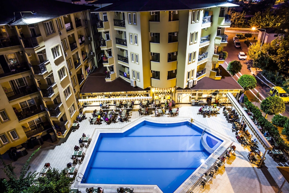 Kleopatra Royal Palm Hotel — Swimming pool in Alanya