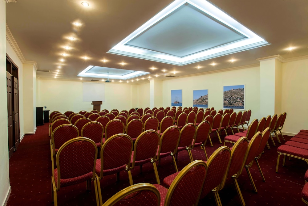 Kleopatra Royal Palm Hotel — Hotel building in Alanya