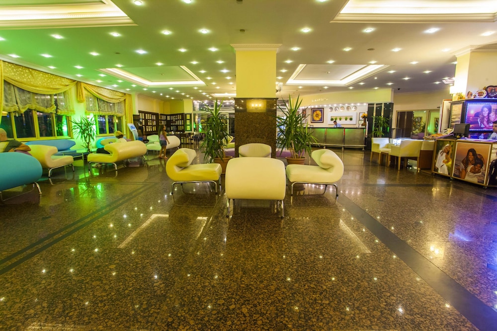 Kleopatra Royal Palm Hotel — Hotel building in Alanya