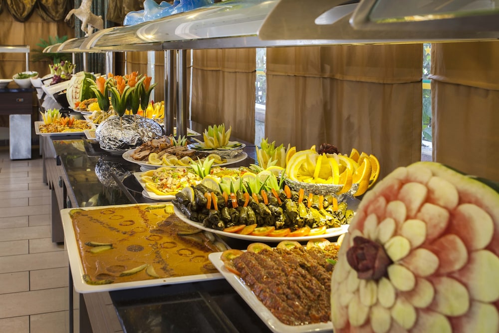 Kleopatra Royal Palm Hotel — Restaurant & bars in Alanya
