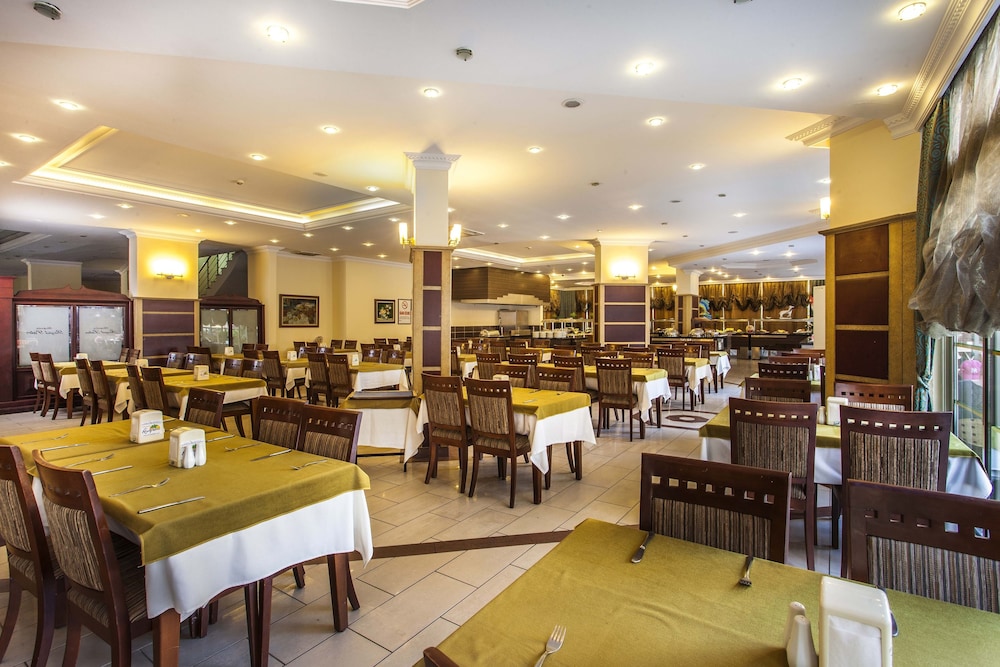 Kleopatra Royal Palm Hotel — Restaurant & bars in Alanya